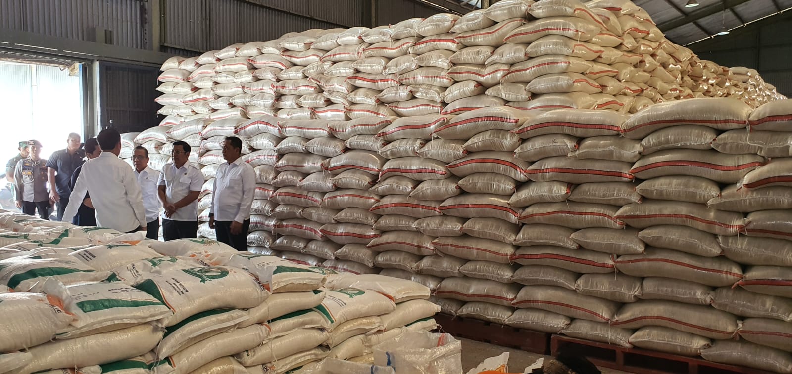 Presiden Jokowi mengunjungi gudang Bulog di Bogor