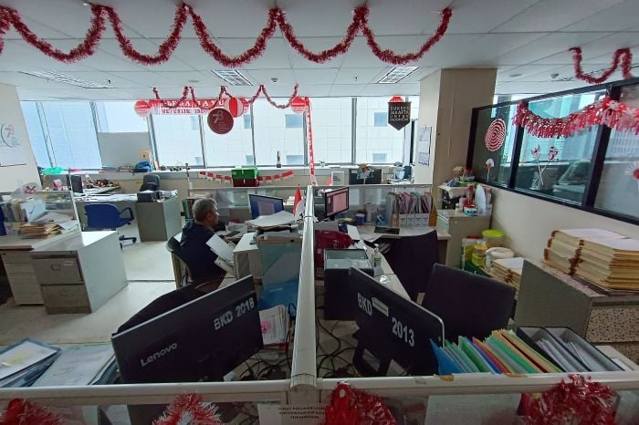 Suasana Badan Kepegawaian Daerah (PNS-BKD) Pemprov DKI Jakarta pada hari pertama penerapan WFH, Senin (21/8)
