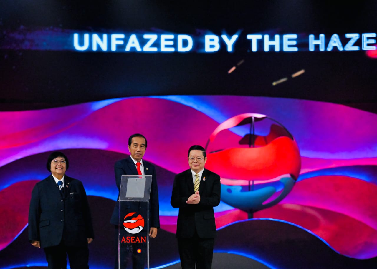 Didampingi Menteri LHK Siti Nurbaya dan Sekjen ASEAN Kao Kim Hourn, Presiden Jokowi meresmikan ASEAN CCTHPC di Jakarta, Selasa (5/9) 