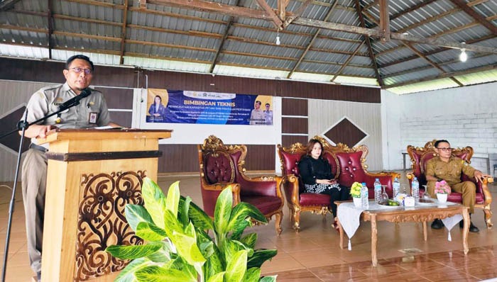 Kepala SMKPPN Banjarbaru, Budi Santoso (kiri) pada acara Bimtek  Peningkatan Kapasitas Petani dan Penyuluh di Melawi, Kalbar.