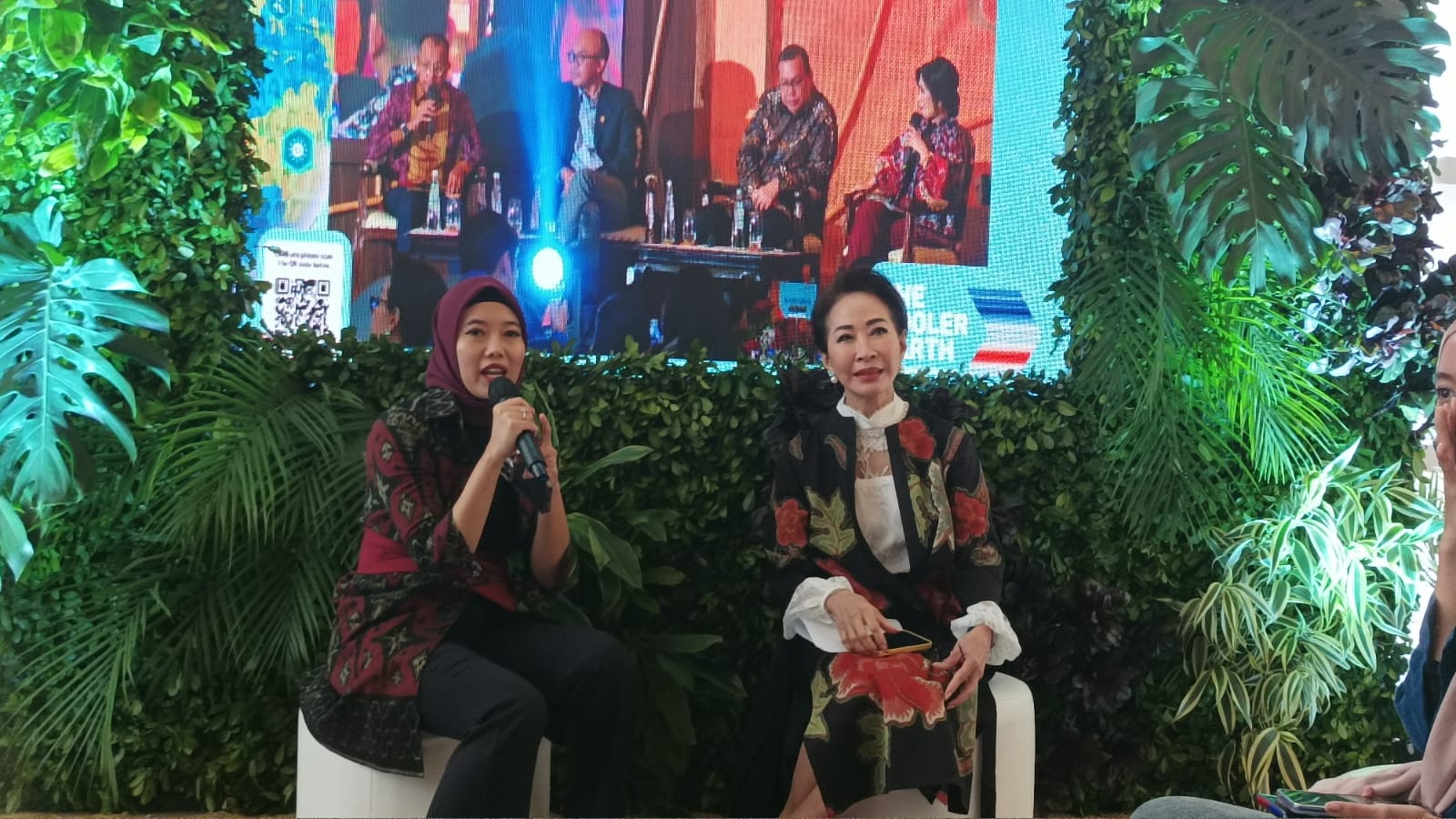  Direktur Compliance, Corporate Affairs & Legal CIMB Niaga Fransiska Oei (kanan) menyatakan pihaknya akan menjadi pembeli dalam bursa karbon