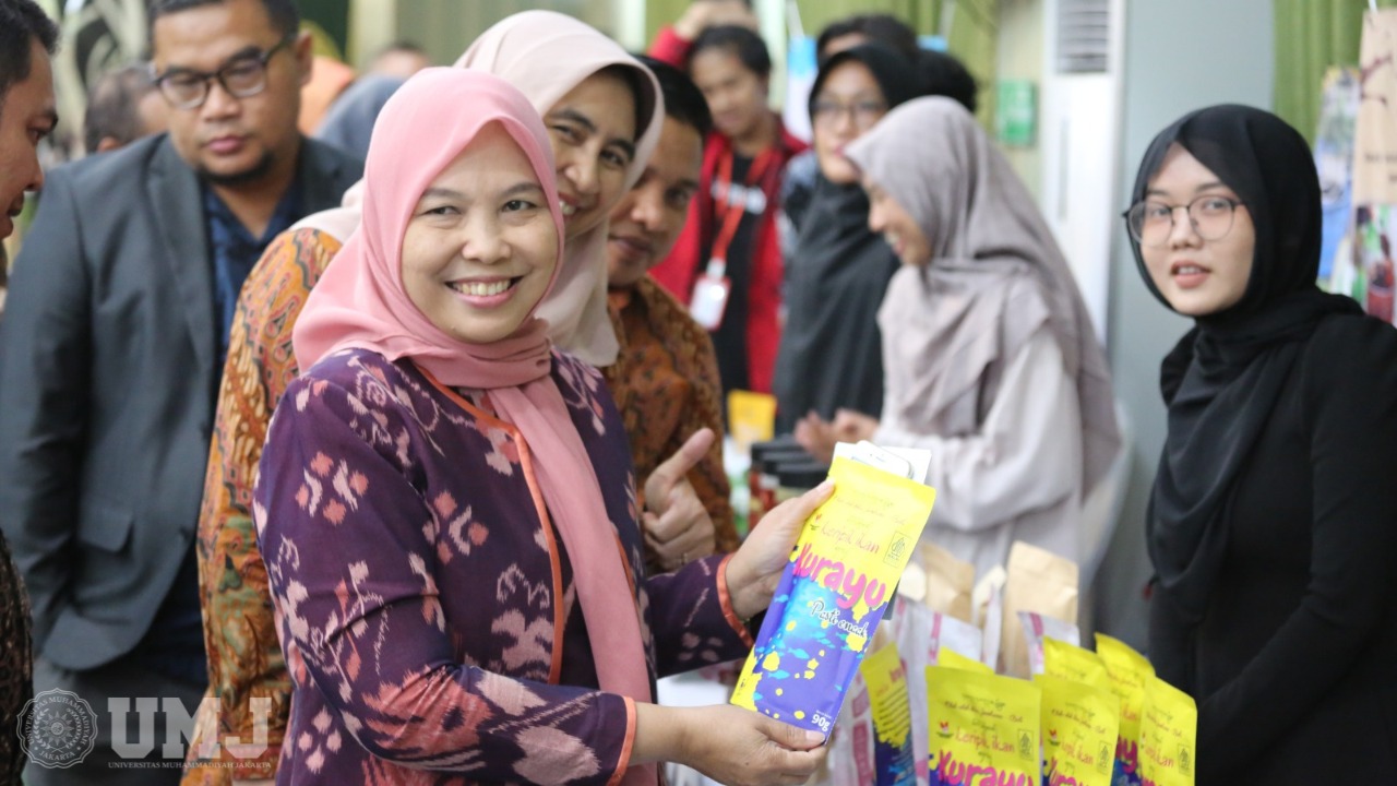 Mahasiswa UMJ memamerkan produk UMKM di Kemendag.
