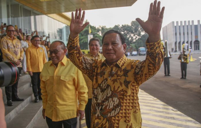 Bakal calon presiden dari Koalisi Indonesia Maju, Prabowo Subianto (kanan).