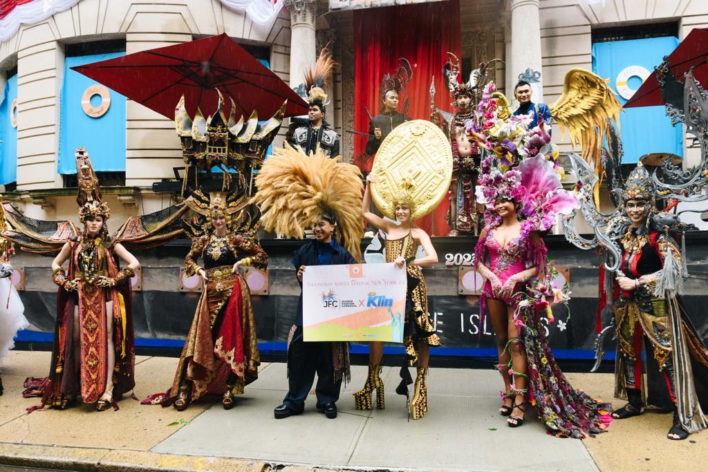 SoKlin dan JFC (Jember Fashion Carnaval) menggelar fashion show di New York, Amerika Serikat.