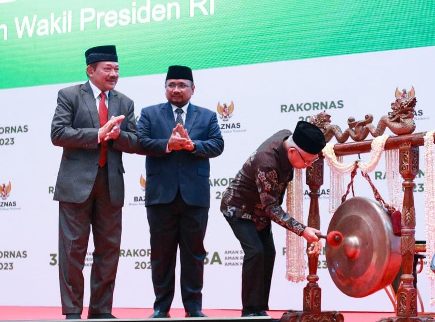 Wakil Presiden Ma'ruf Amin memukul gong tanda dibukanya Rakornas Baznas RI 2023 di Hotel Sultan Jakarta, Rabu (20/9).