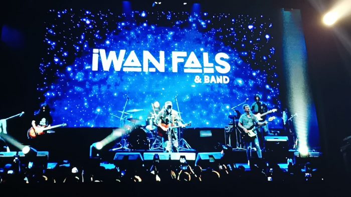 Penampilan Iwan Fals saat menggelar konser