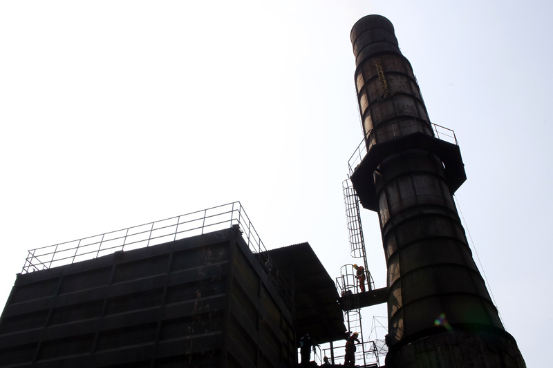 Ilustrasi - Satgas PPU DKI Jakarta memeriksi sejumlah cerobong parbrik yang belum memenuhi mutu emisi.