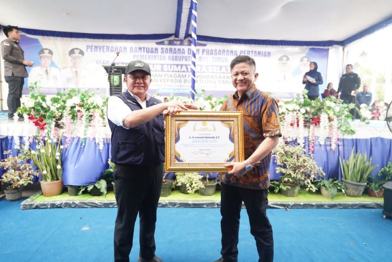 Bupati OKU Timur Lanosin menerima penghargaan dari Kementan yang diserahkan oleh Gubernur Sumatra Selatan.