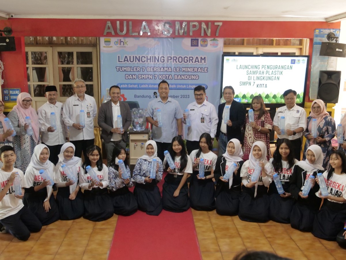 SMPN 7 Bandung dan Le Minerale Kampanyekan Pakai Tumbler