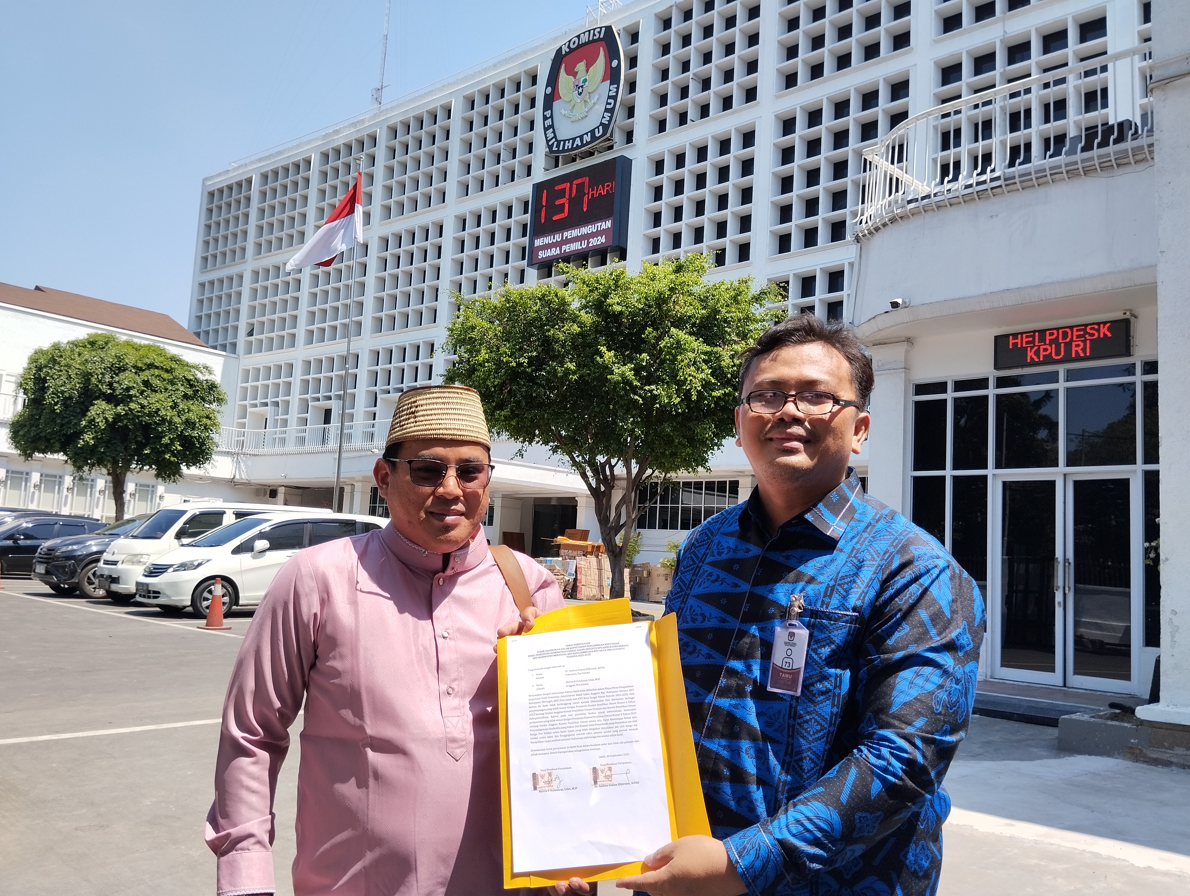 Anggota Tim Seleksi KPU Jambi Melvin Hutabarat (kanan) dan Saidina Usman El Quraisy menunjukkan bukti pelaporan ke KPU RI, Jumat (29/9).