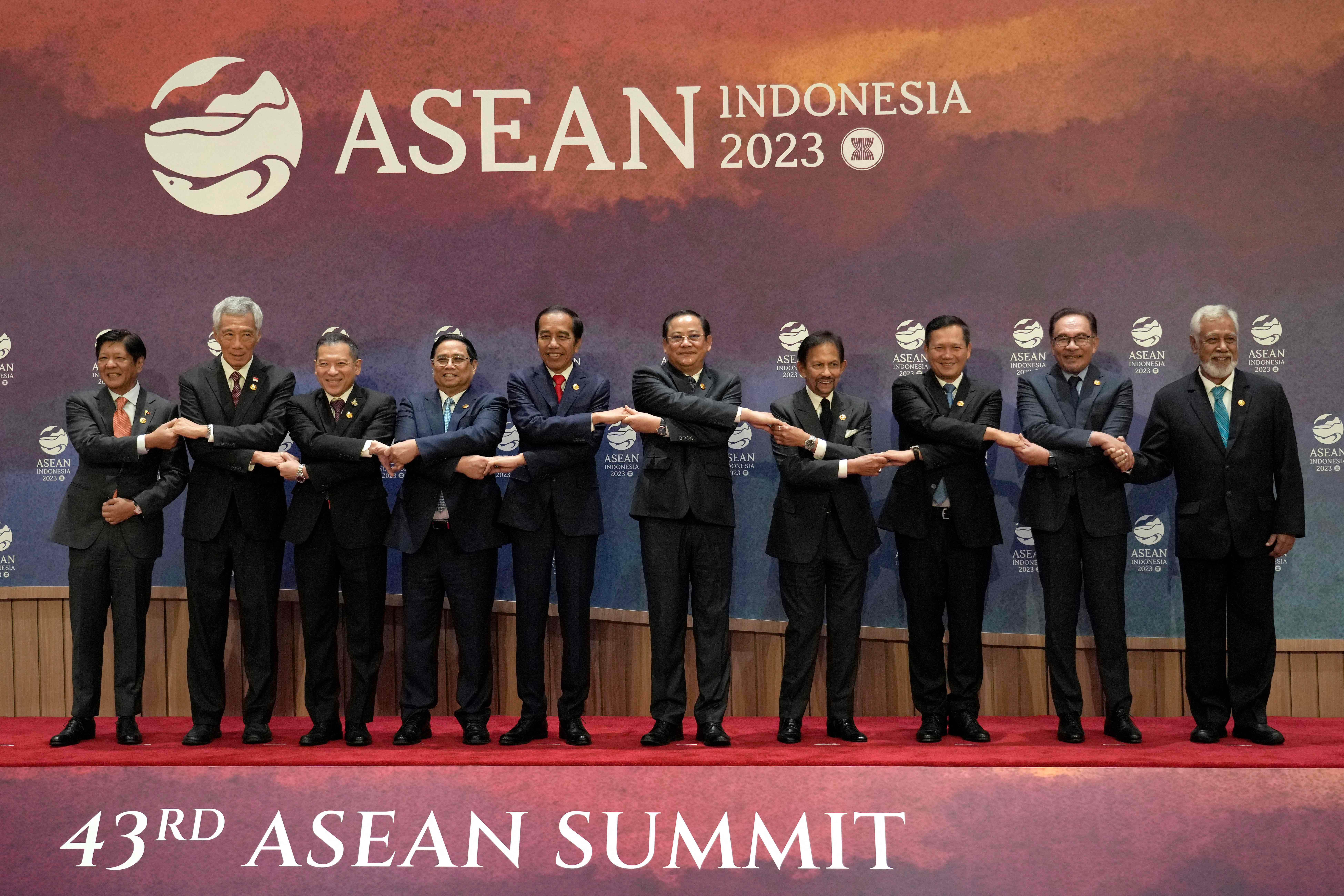 Presiden Joko Widodo (kelima dari kiri) bergandengan tangan bersama para pemimpin negara ASEAN saat KTT ASEAN ke-43 di Jakarta.