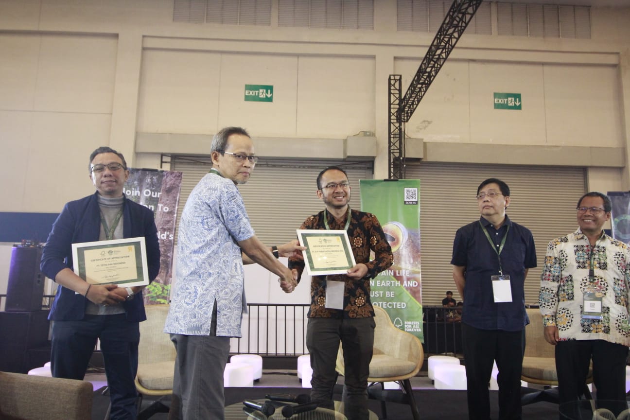 Technical Director FSC Indonesia Hartono Prabowo (kedua kiri) memberi penghargaan kepada PT Faber-Castell, penerima the Unsung Heroes.
