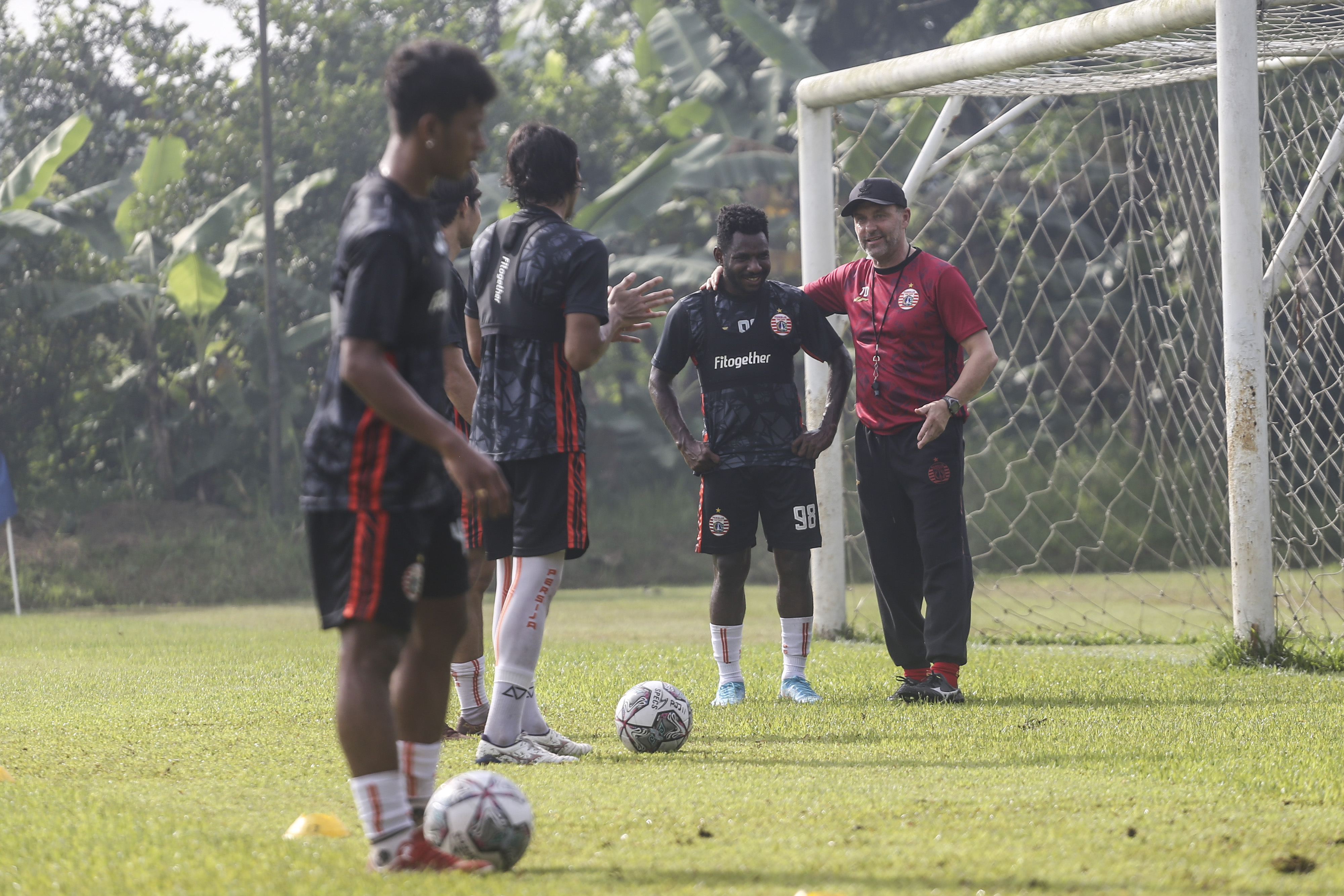 Pelatih persija jakarta Thomas Doll memandu latihan skuadnya