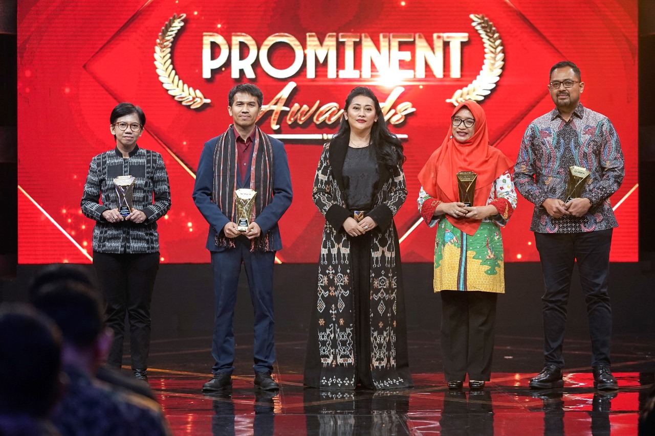 GM of Corporate Communication SIG, Arif Gunawan Sulistiyono (kedua kiri) bersama perwakilan perusahaan penerima penghargaan Prominent Awards