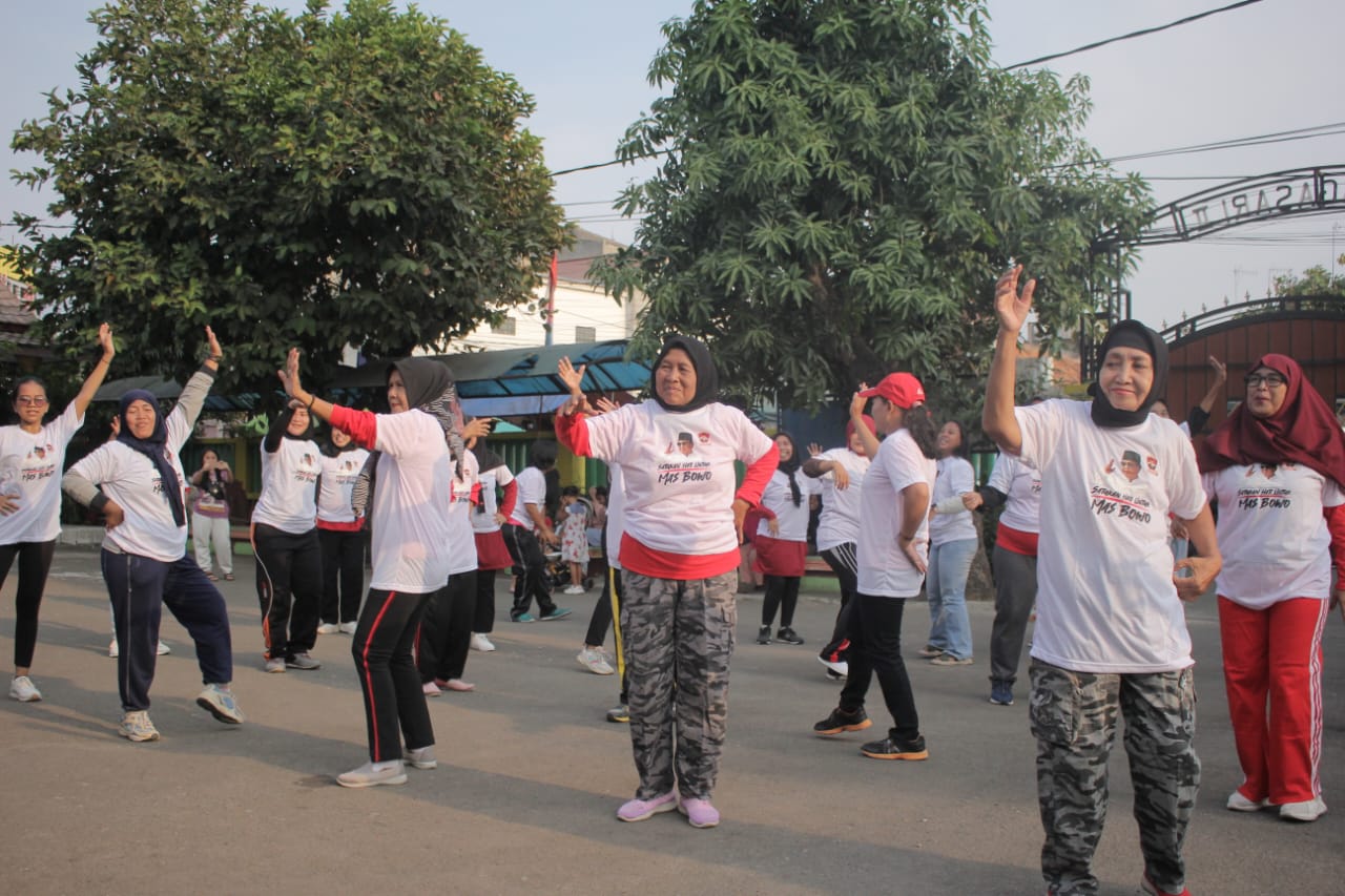 Relawan Mas Bowo nengadakan kegiatan senam bersama dan dilanjutkan dengan pembagian sembako di Karawang, Jawa Barat.