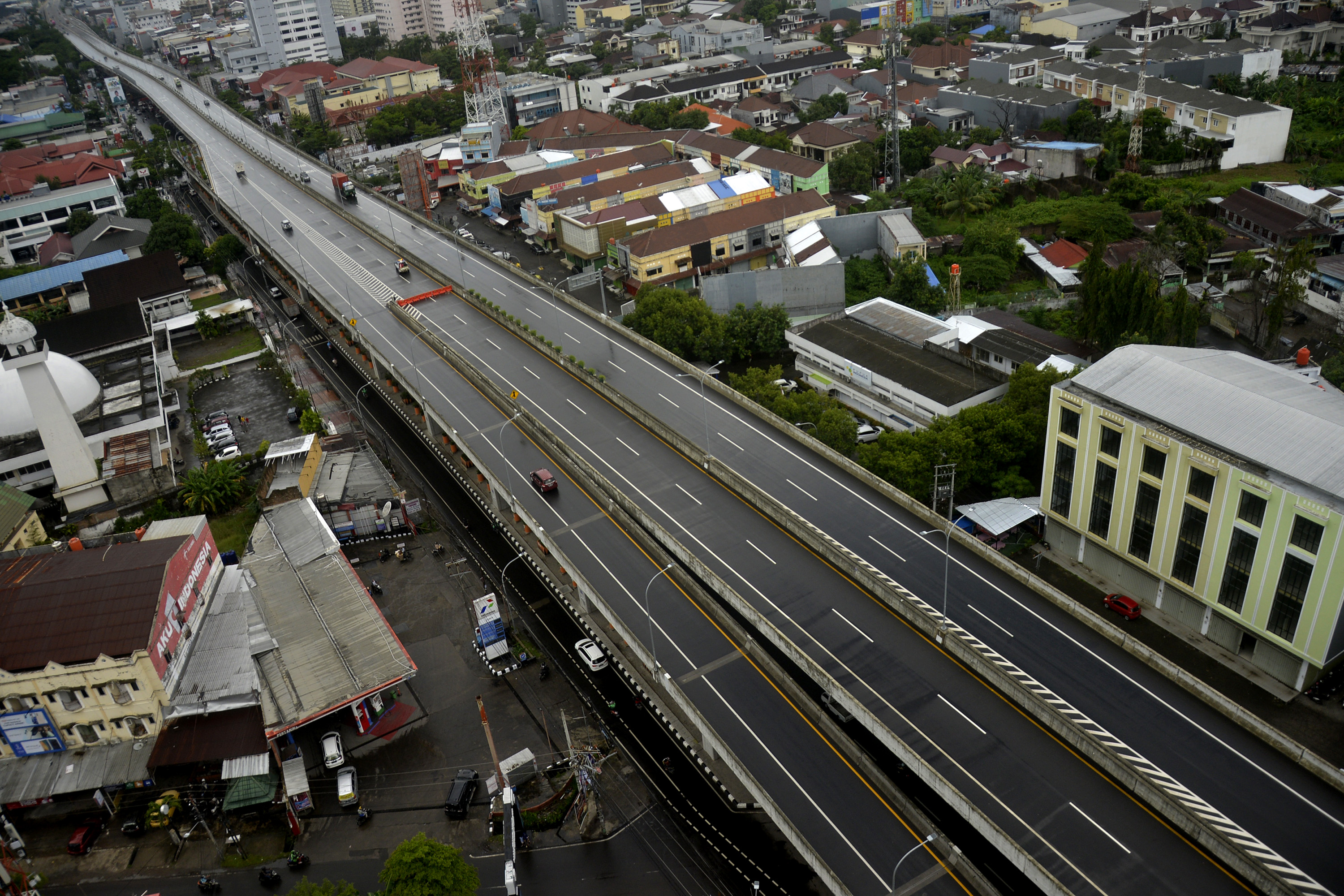 Kendaraan melintas di Jalan Tol Layang Pettarani, Makassar, Sulawesi Selatan.