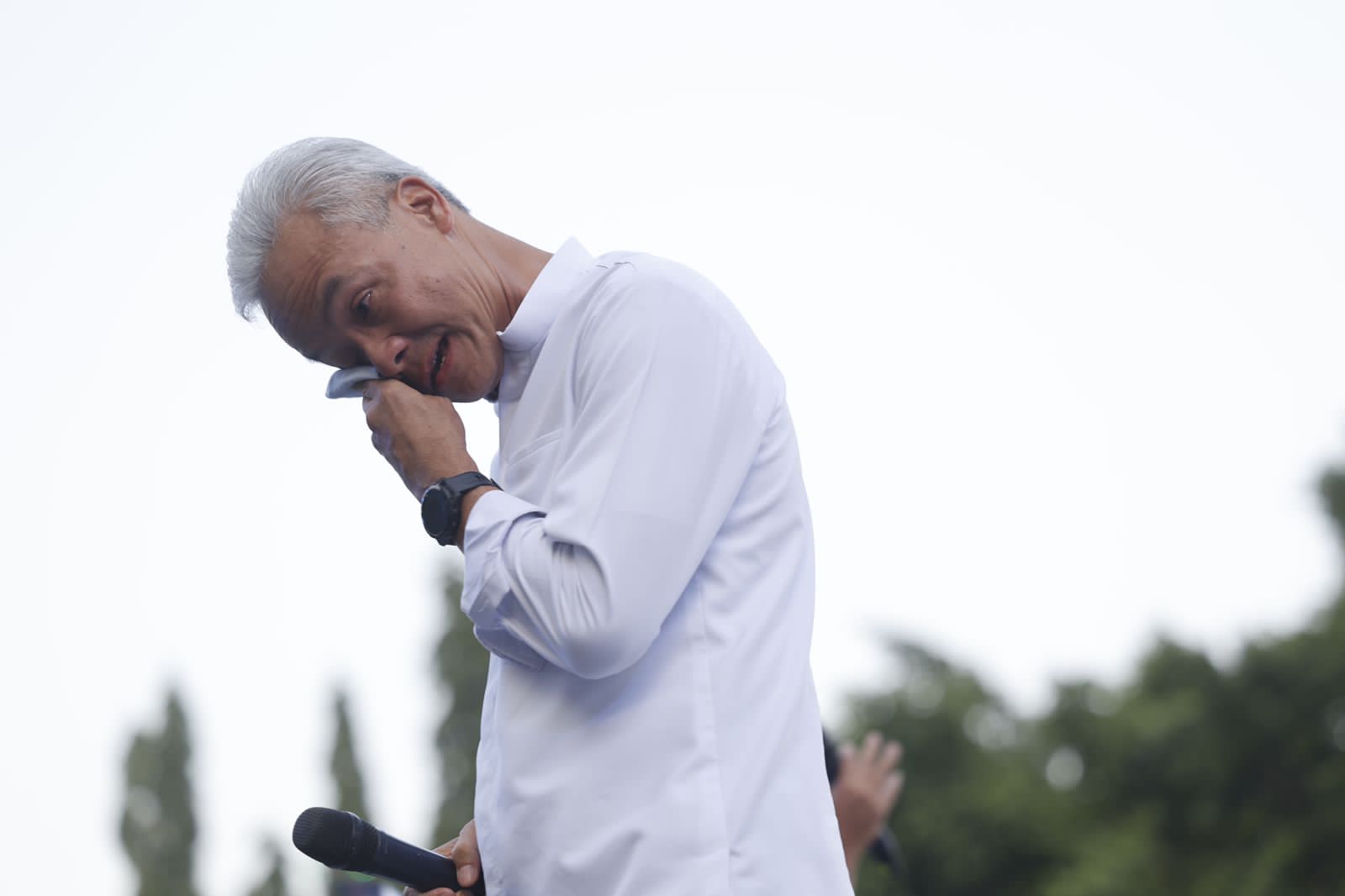 Gubernur Jawa Tengah Ganjar Pranowo mengelap air mata saat momen berpamitan di Kantor Gubernur Jateng