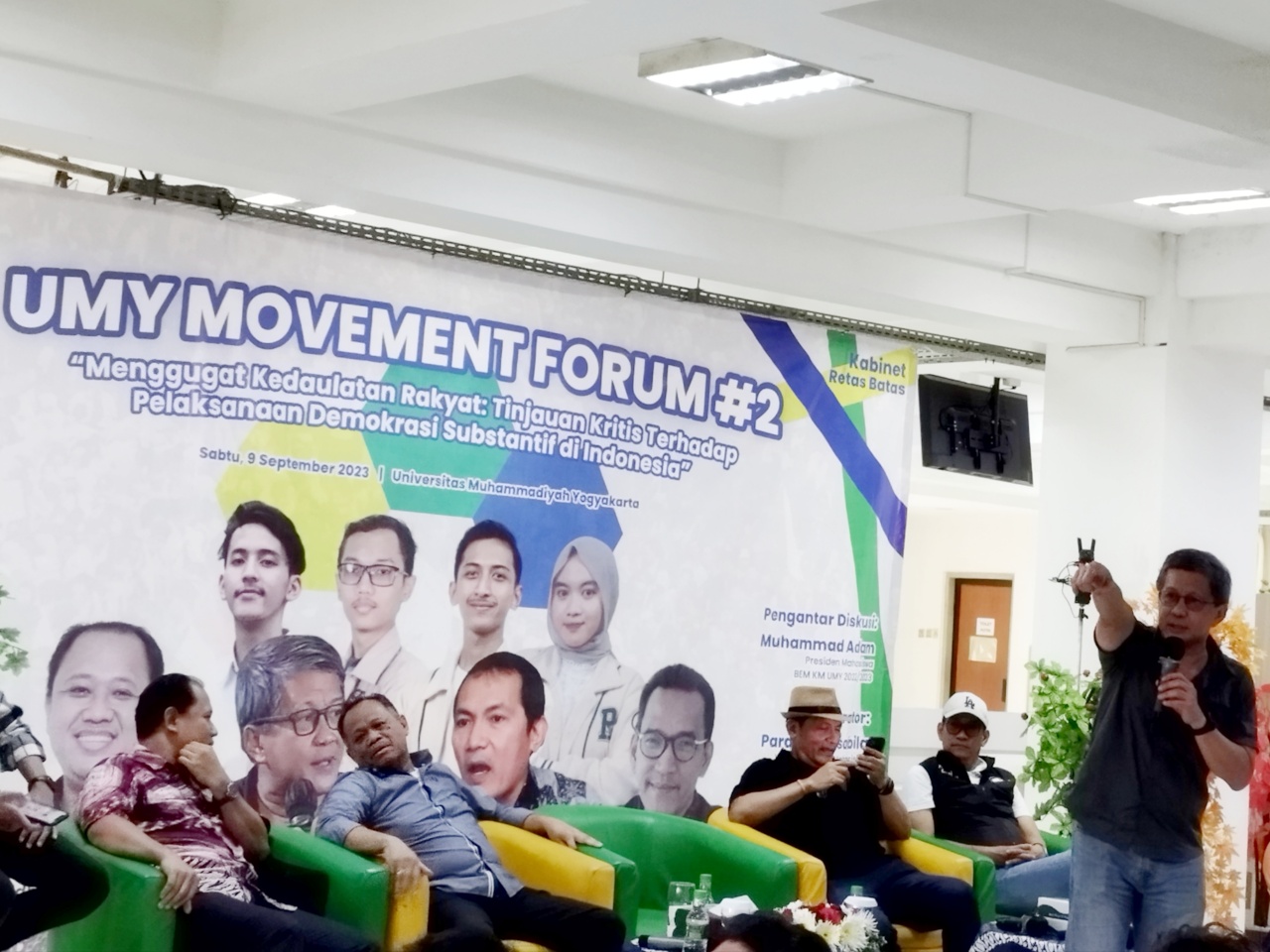 Rocky Gerung Menyampaikan Pemaparan di Forum Diskusi Kebangsaan di Kampus Universitas Muhammadiyah Yogyakarta, Sabtu (9/9/2023)