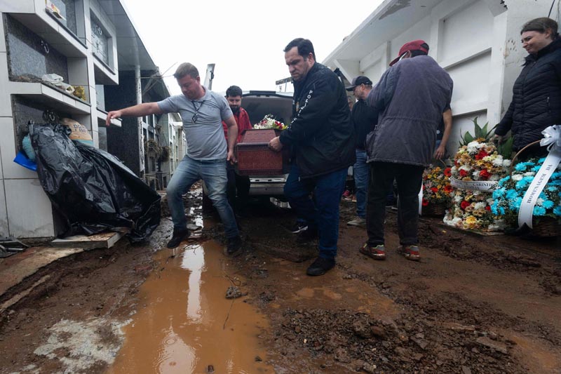 Keluarga korban badai siklon di Brasil mulai memakamkan anggota kerluarga mereka yang meninggal. Tangisan mewarnai prosesi tersebut.