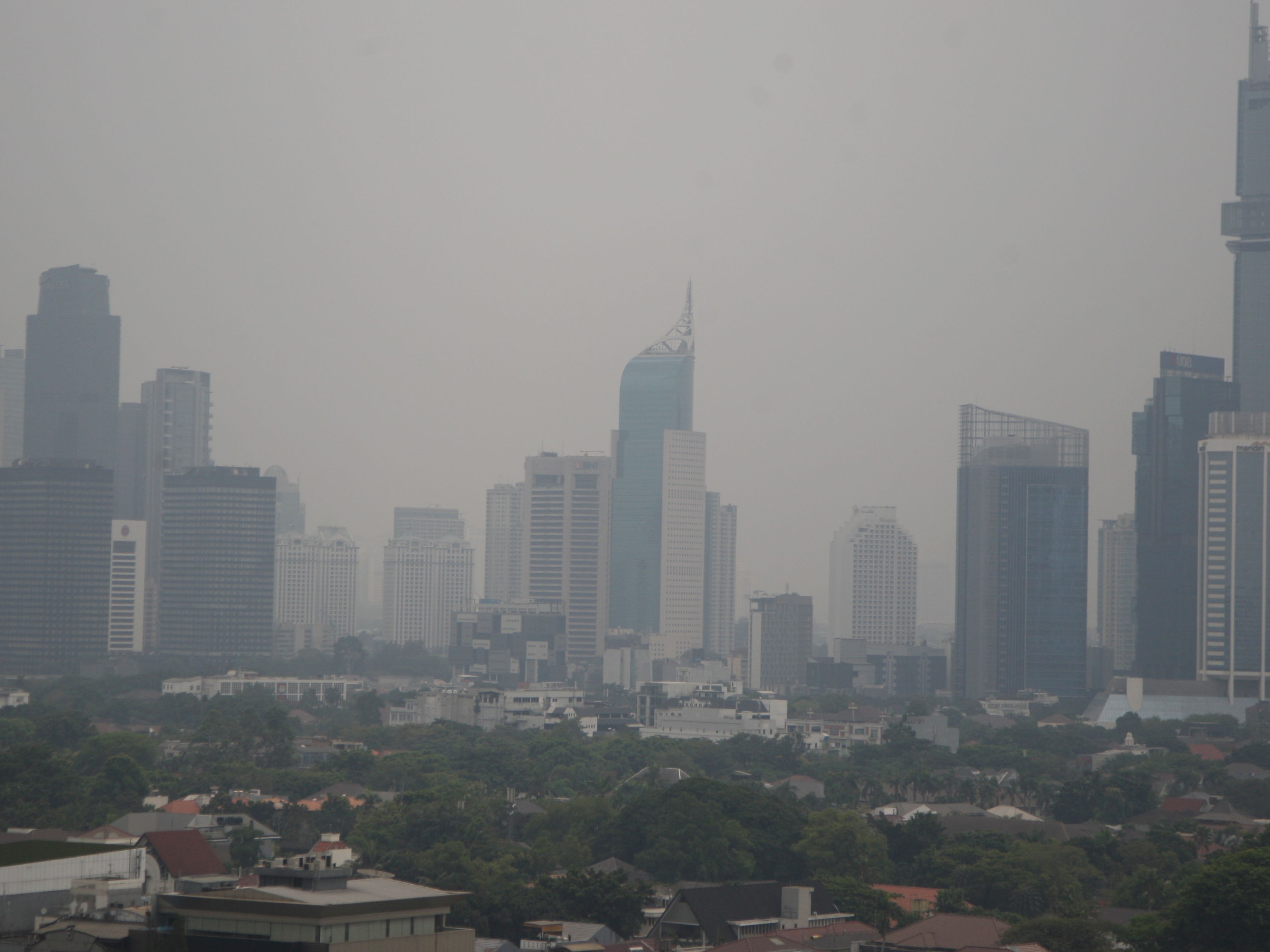 Lanskap gedung bertingkat yang diselimuti kabut polusi udara di Jakarta, Rabu (13/09/2023).