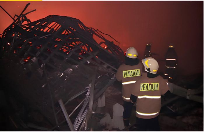 Petugas berusaha memadamkan kebakaran di Museum Nasional, Jakarta, Sabtu, (16/9).