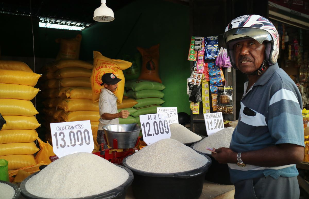 Warga membeli beras di Pasar Tradisional Kasih, Kelurahan Naikoten I, Kota Kupang, Nusa Tenggara Timur, Minggu (3/9). 