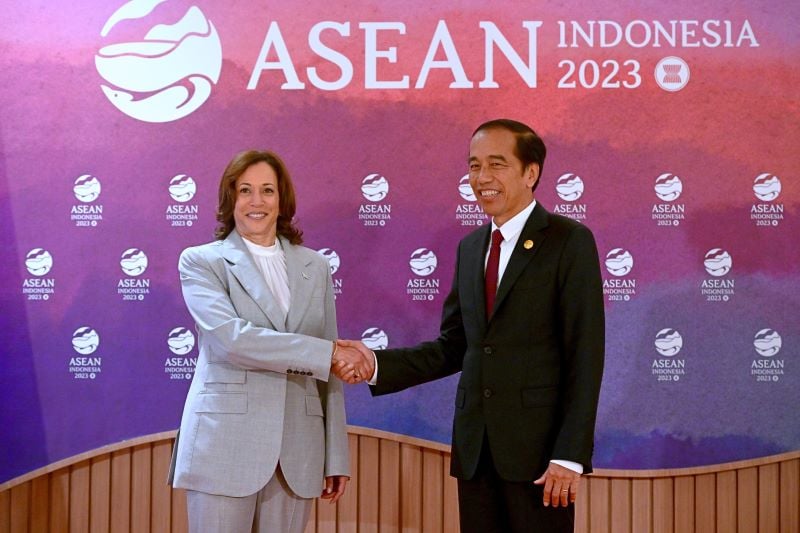 Presiden Jokowi berjabat tangan dengan Wakil Presiden AS Kamala Harris