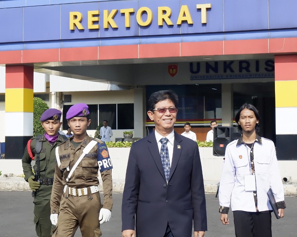 Rektor Unkris Dr. Ir. Ayub Muktiono saat menghadiri PKKMB 2023 secara luring.