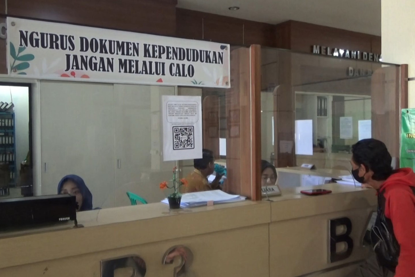 Suasana di Dinas Dukcapil Kota Bengkulu, Bengkulu, Rabu (27/9).