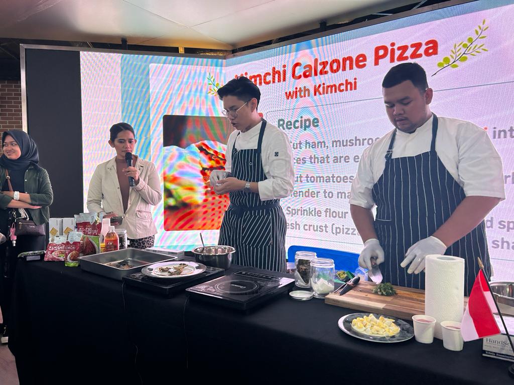 Sejumlah chef menunjukkan varian makanan berbahan Kimchi di ajang Promotion IN