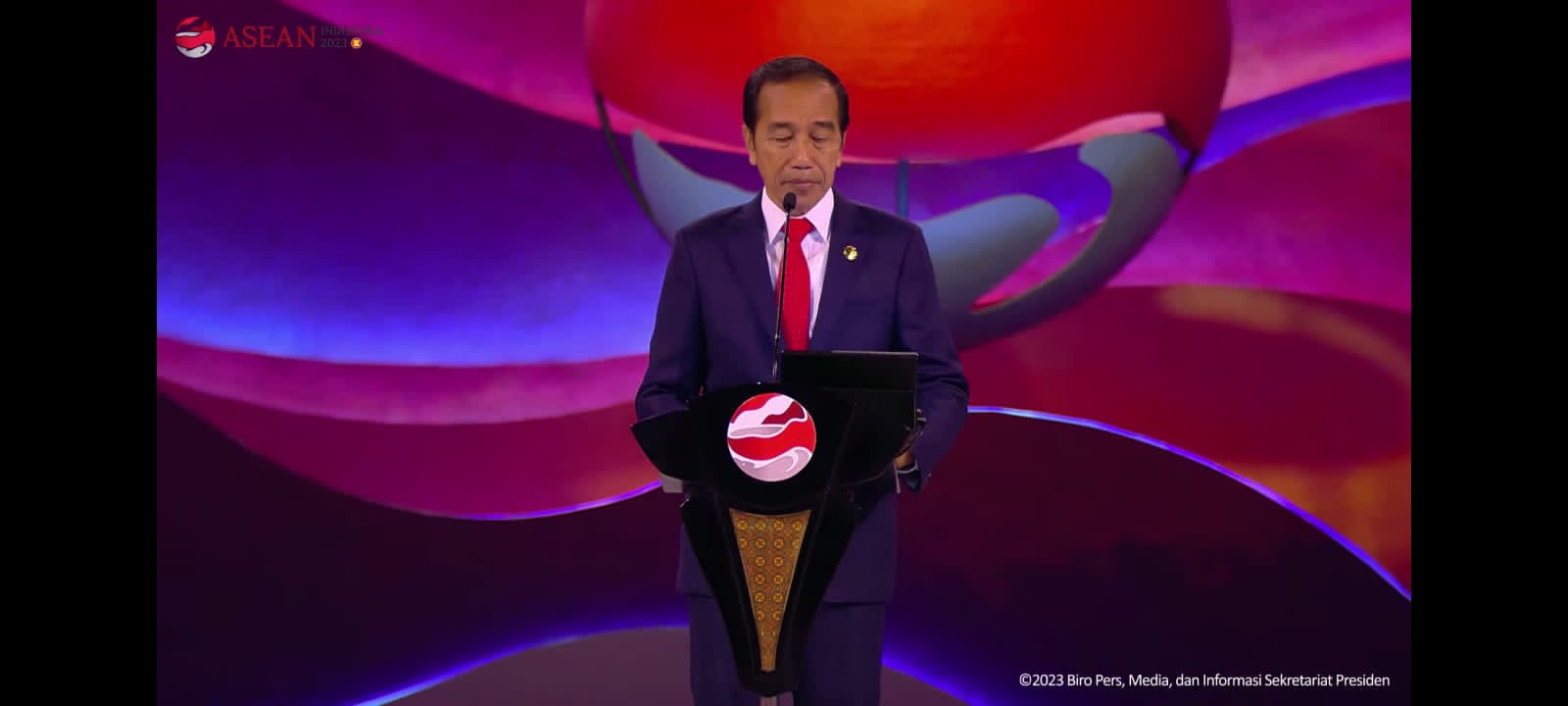Presiden Indonesia Joko Widodo berharap dunia saling membangun dan menciptakan perdamaian.