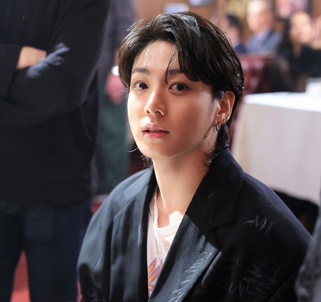 Jungkook BTS saat syuting video musik single lagu 'Seven' pada Juli 2023.