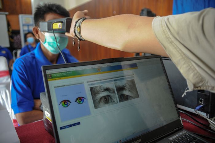 Ilustrasi proses pembuatan e-KTP. 