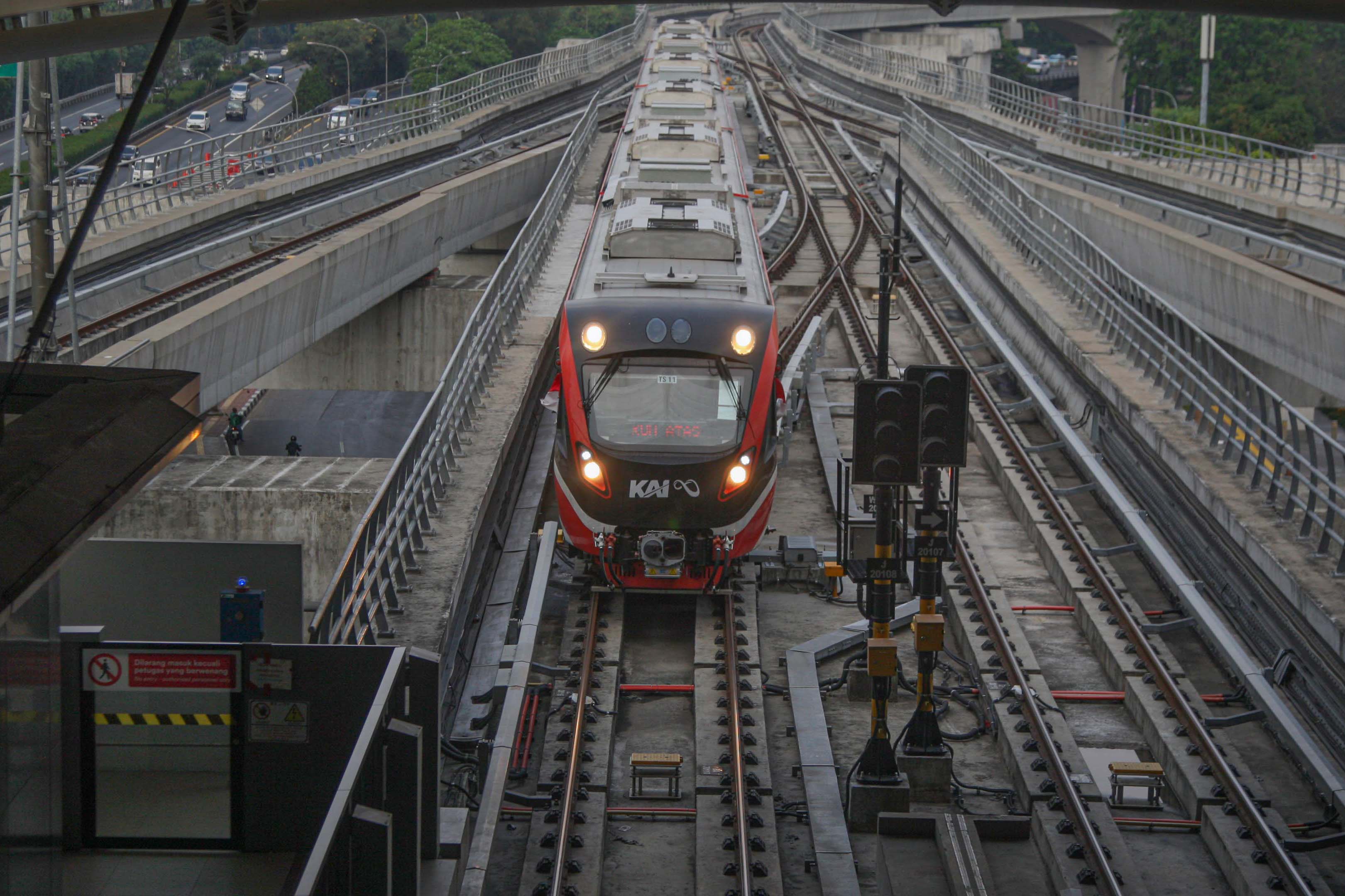 LRT Jabodebek melintas di Stasiun Cawang, Jakarta, Senin (28/08).