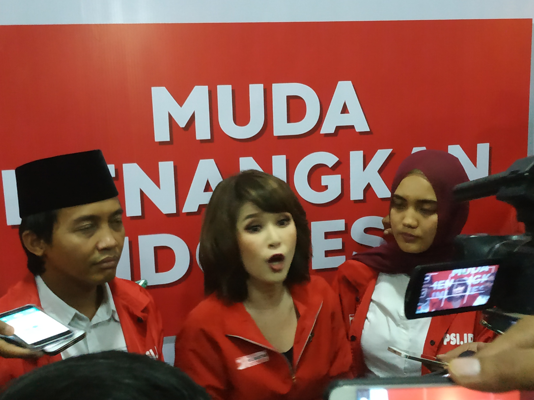 Wakil Ketua Dewan Pembina PSI Grace Natalie (tengah)