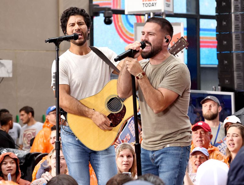 Dan Smyers (kiri) dan Shay Mooney (kanan) dari grup Dan + Shay