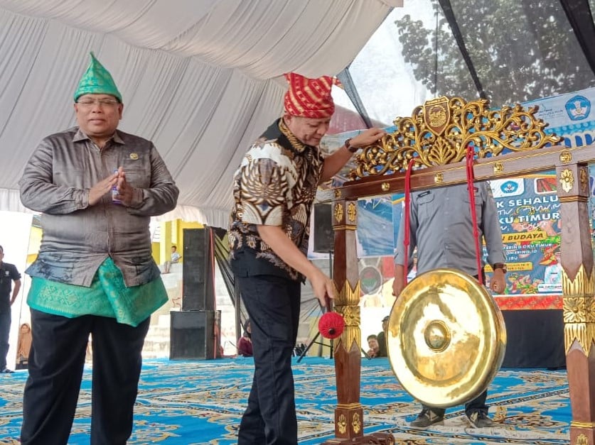 Bupati OKU Timur meresmikan Festival Sebiduk Sehaluan 2023. 