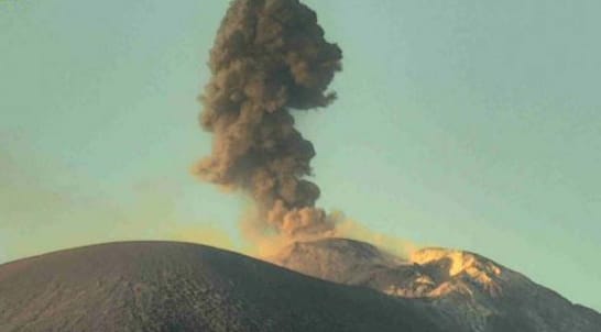 Erupsi Gunung Ile Lewotolok di Kabupaten Lembata, Nusa Tenggara Timur.