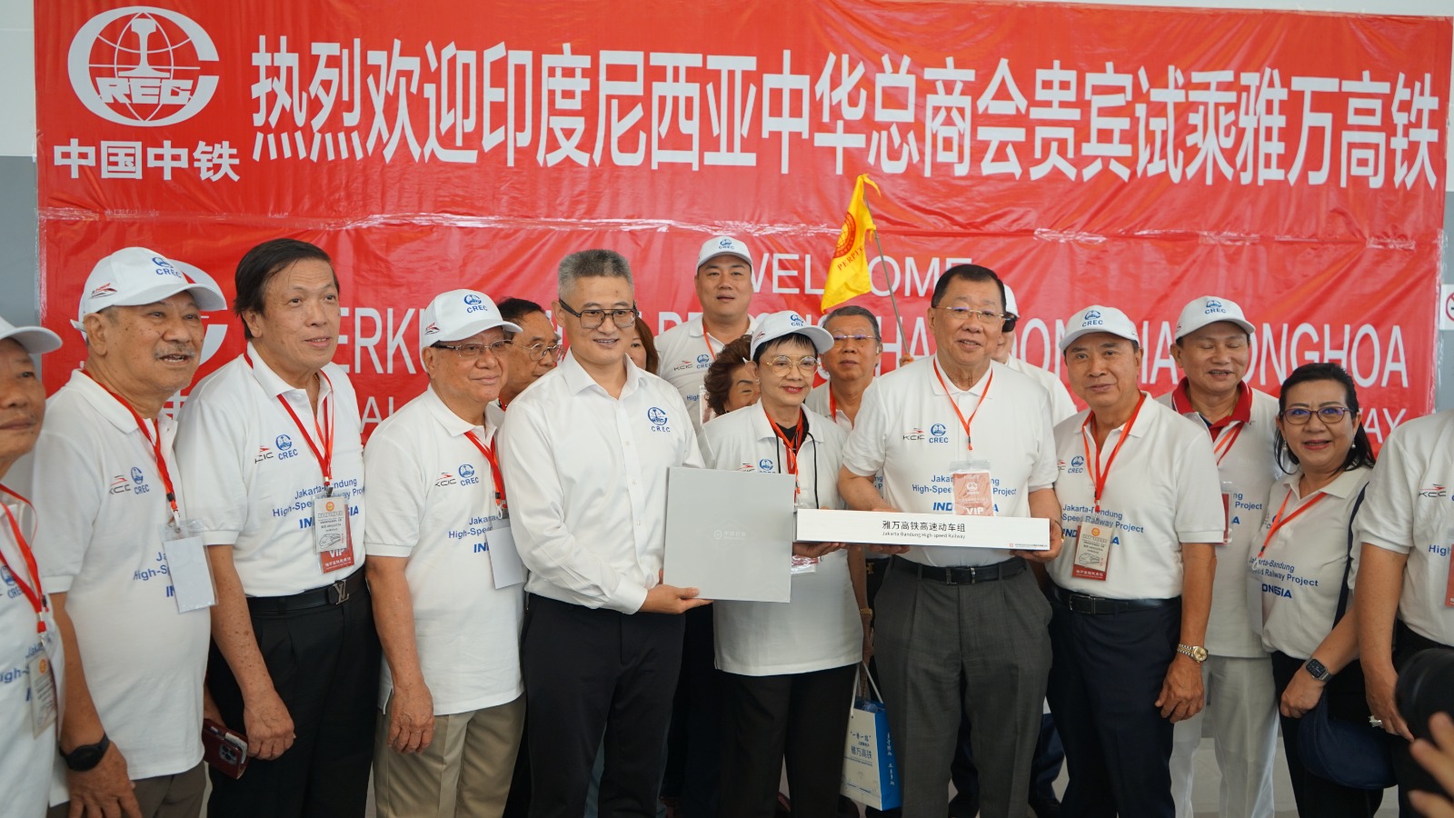 Kadin Indonesia dan Tiongkok melakukan kunjungan ke stasiun kereta cepat Jakarta-Bandung (KCJB) Halim di Jakarta.