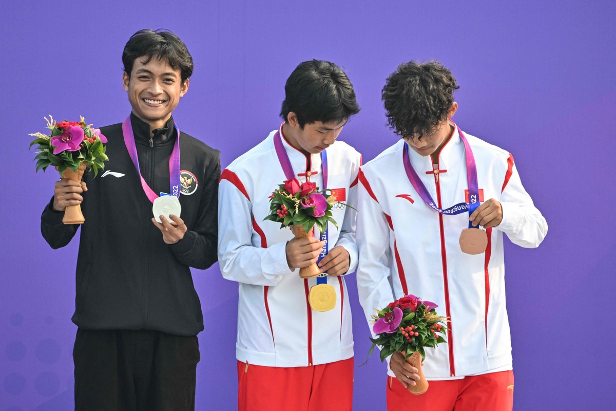 Atlet skateboard Indonesia Sanggoe Darma Tanjung (kiri) meraih medali perak di Asian Games 2022 Hangzhou.