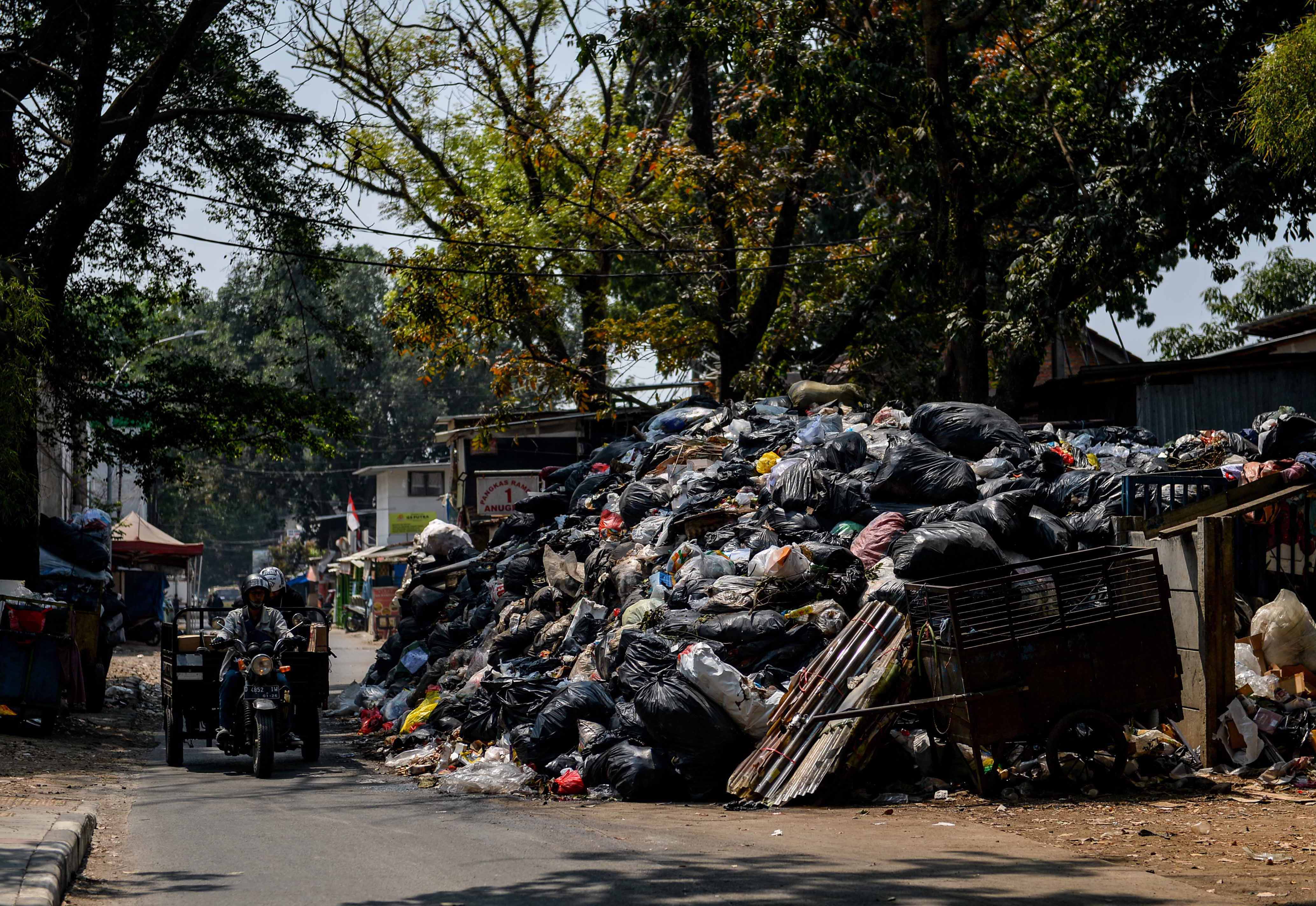 Sampah menumpuk di Bandung dampak terbakarnya TPA Sarimukti