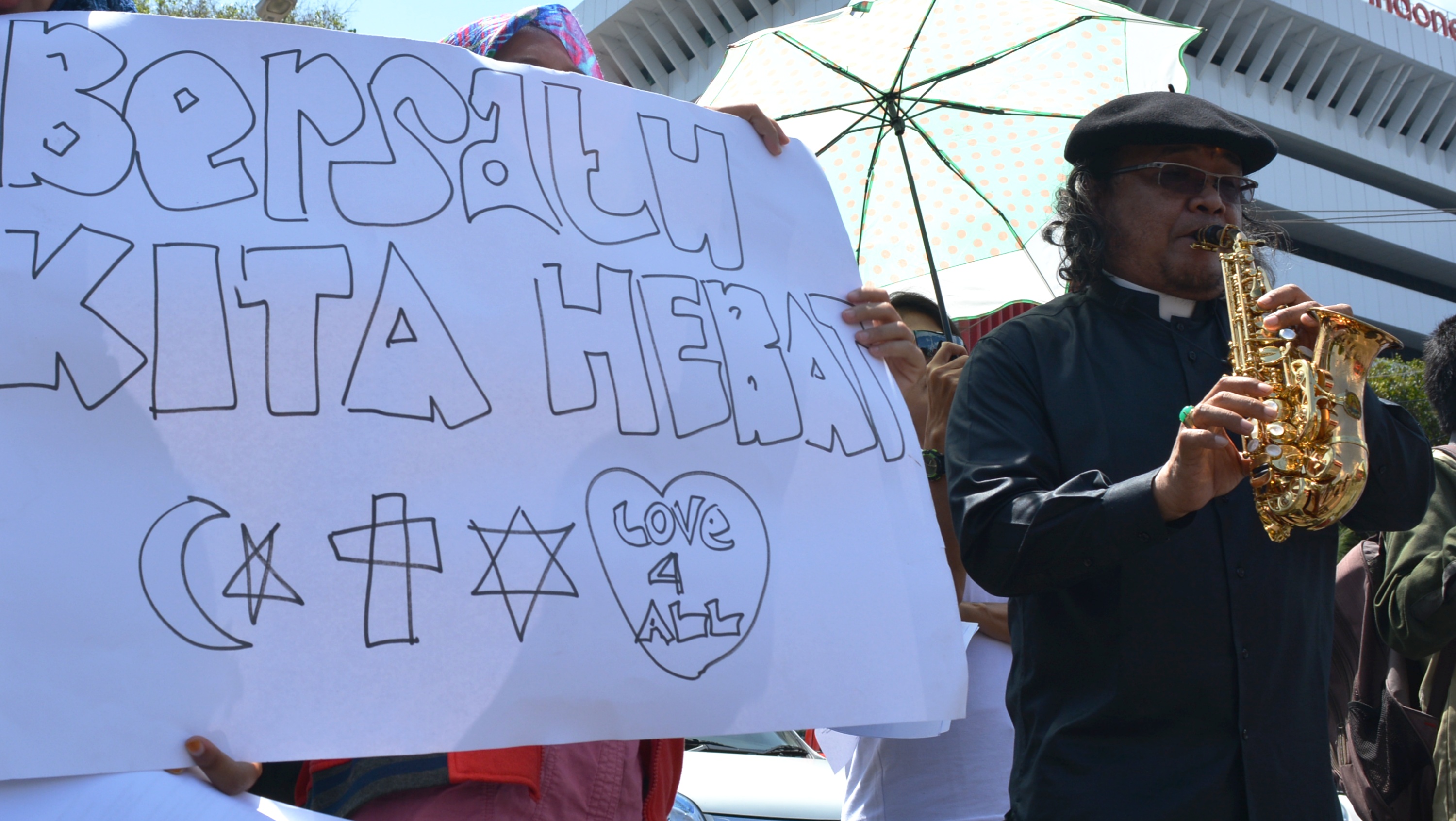 Ilustrasi. : Romo Aloysius Budi Purnomo (kanan) memainkan saksofon dalam aksi memperingati Hari Toleransi Internasional 2016. 
