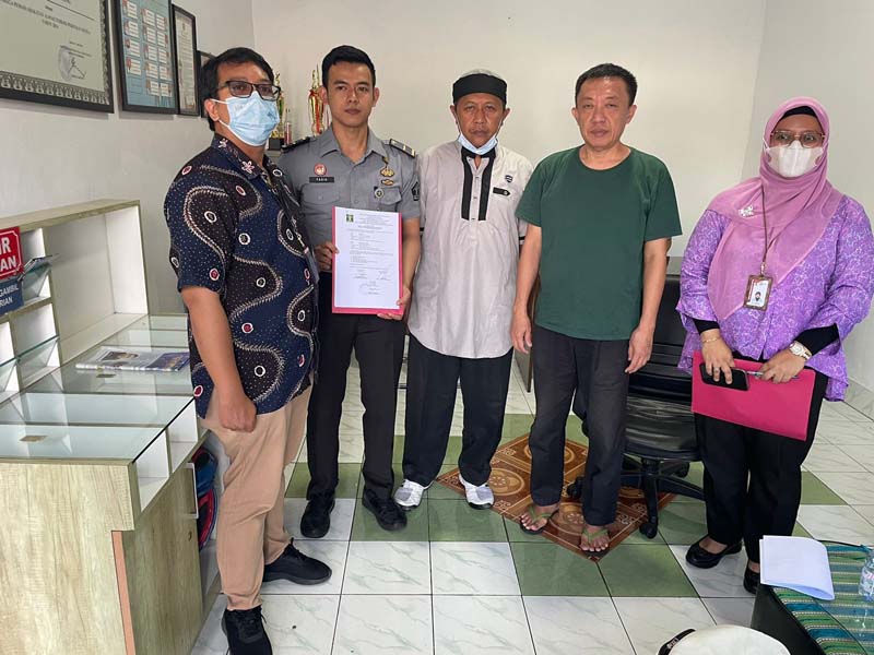 KPK mengeksekusi dua terpidana pembelian lahan SMKN 7 Tangsel ke Lapas Klas IIA Serang.