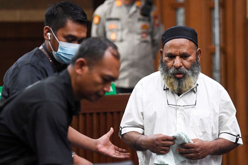 Terdakwa Gubernur nonaktif Papua Lukas Enembe (kanan) mengikuti sidang lanjutan di Pengadilan Tipikor, Jakarta.
