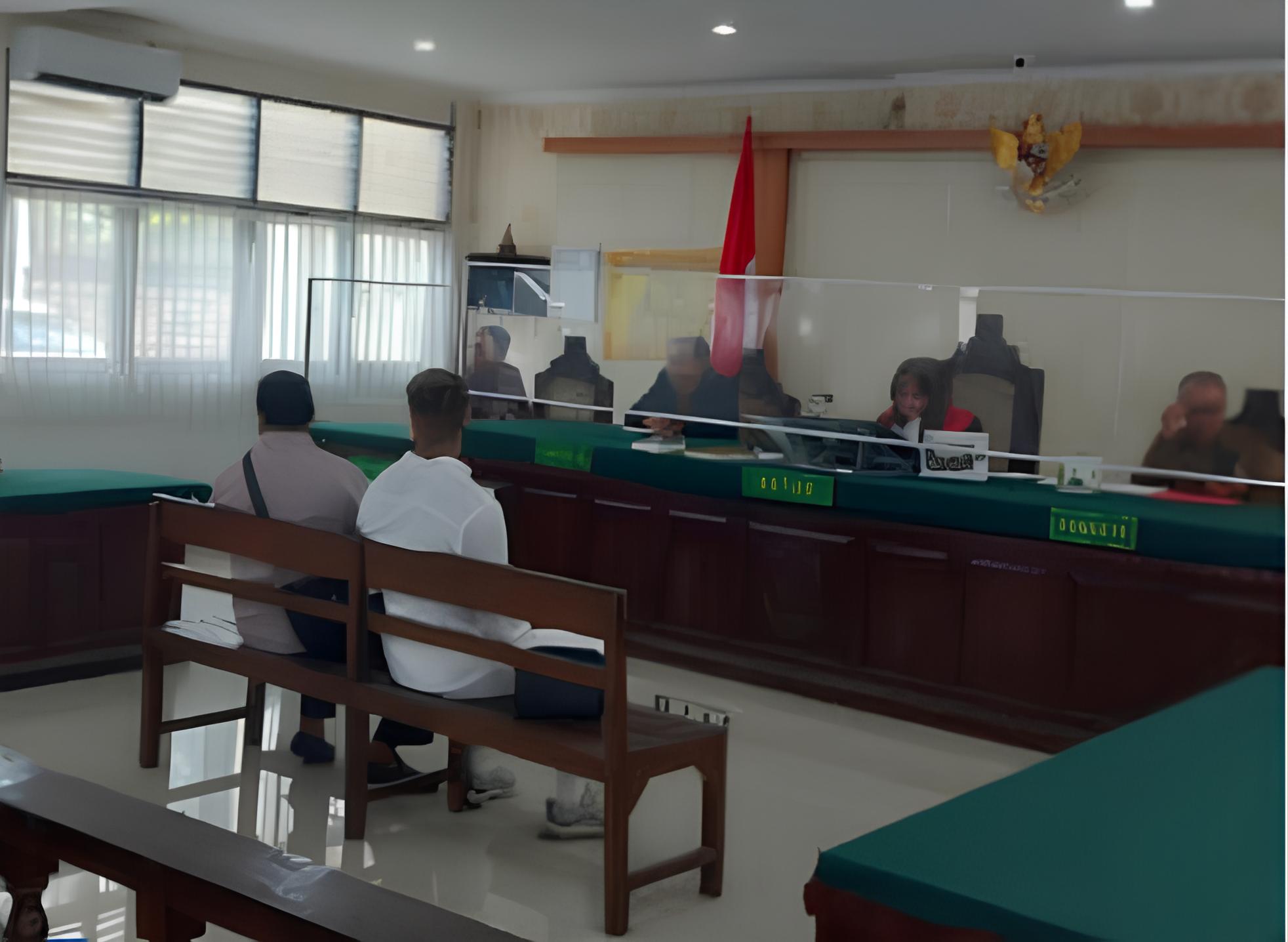 Bule Pemukul Polisi di Bali Hanya Divonis Satu Bulan Kurungan