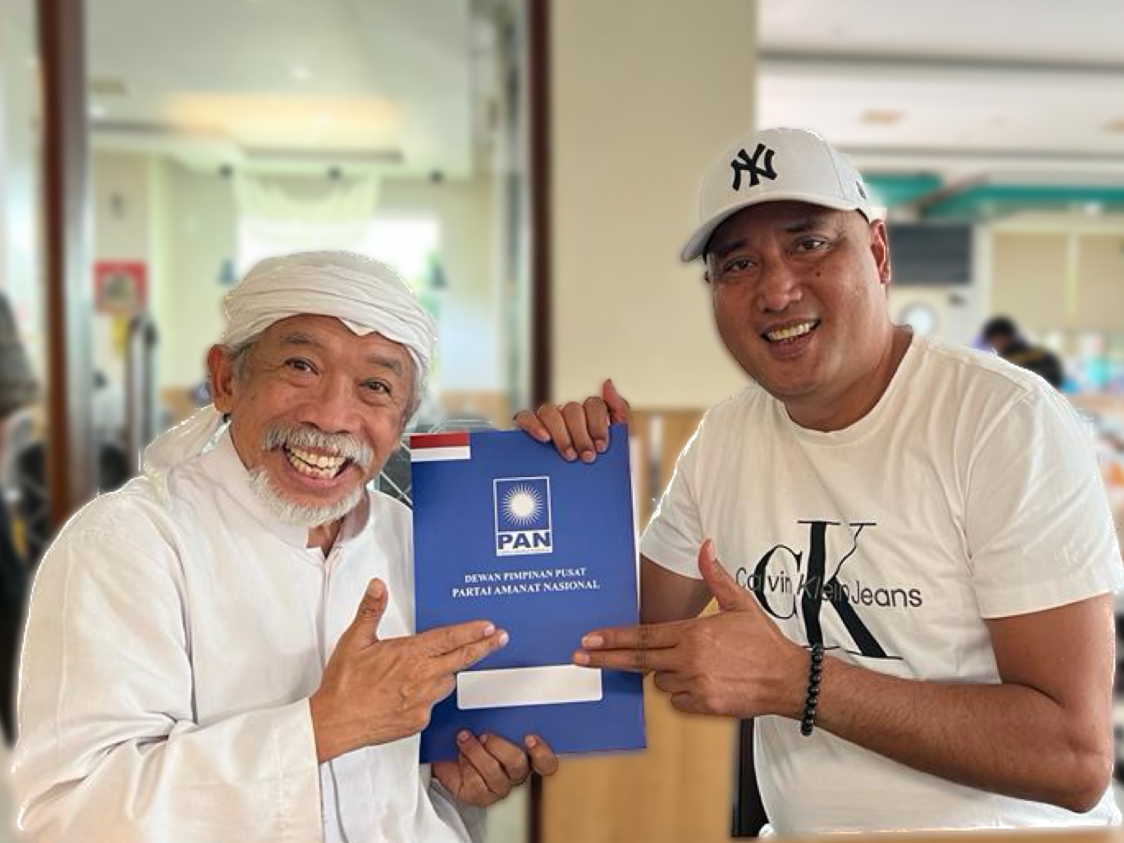 Nurul Qomar menunjukkan dokumen penunjukan sebagai Ketua DPD PAN Kabupaten Cirebon