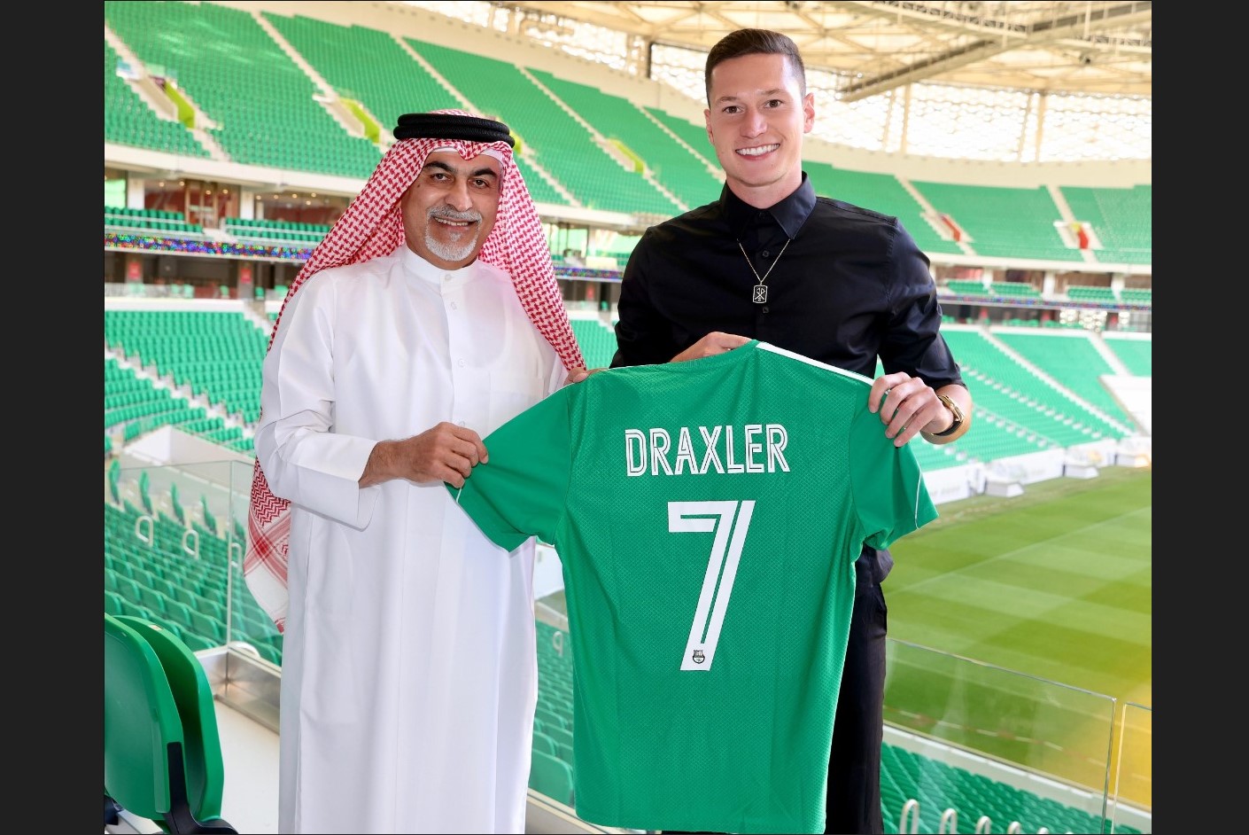 Julian Draxler usai menandatangani kontrak sebagai pemain Al Ahli