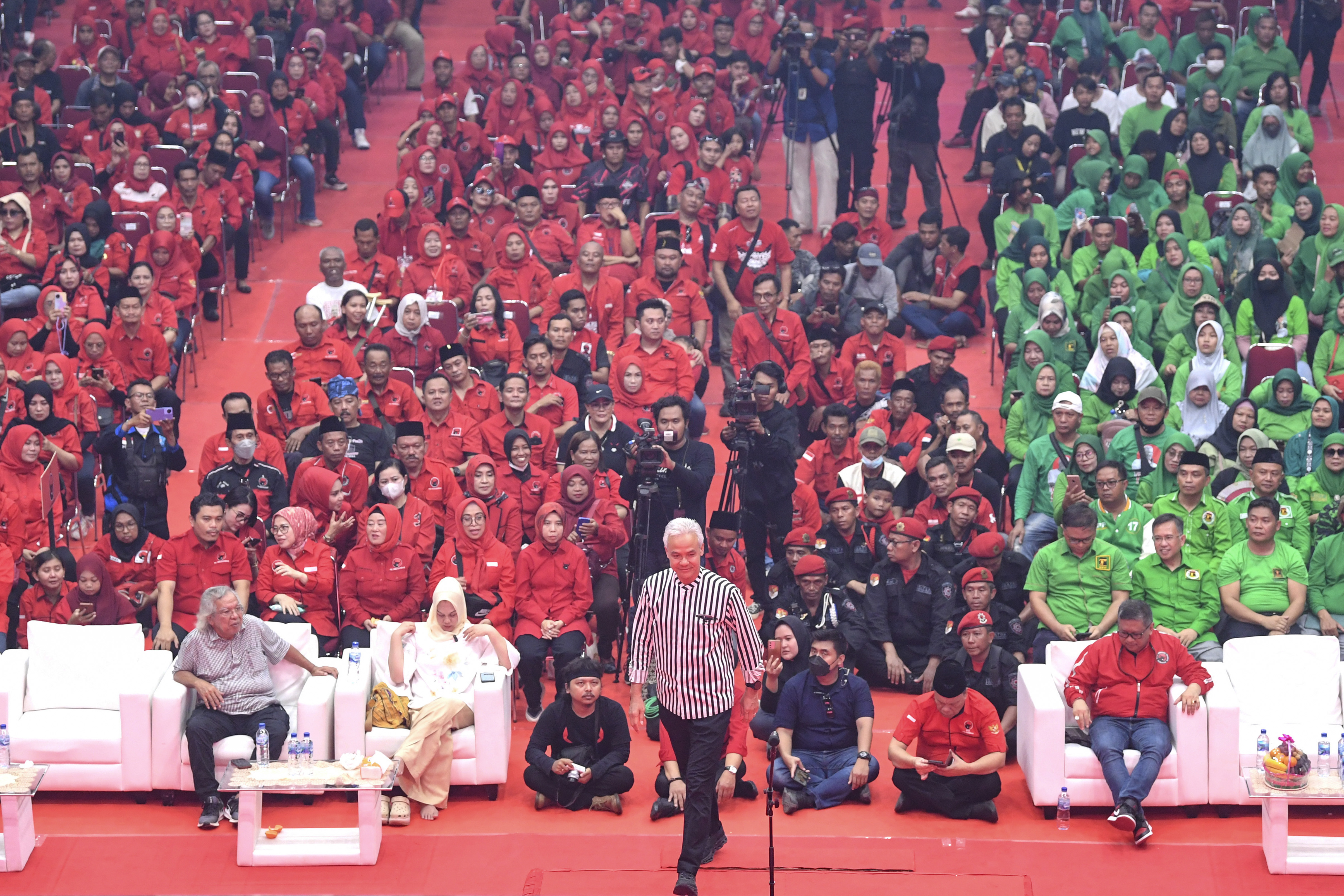 Bakal calon presiden (bacapres) dari PDI Perjuangan Ganjar Pranowo (tengah) bersiap menyampaikan pidato politiknya.