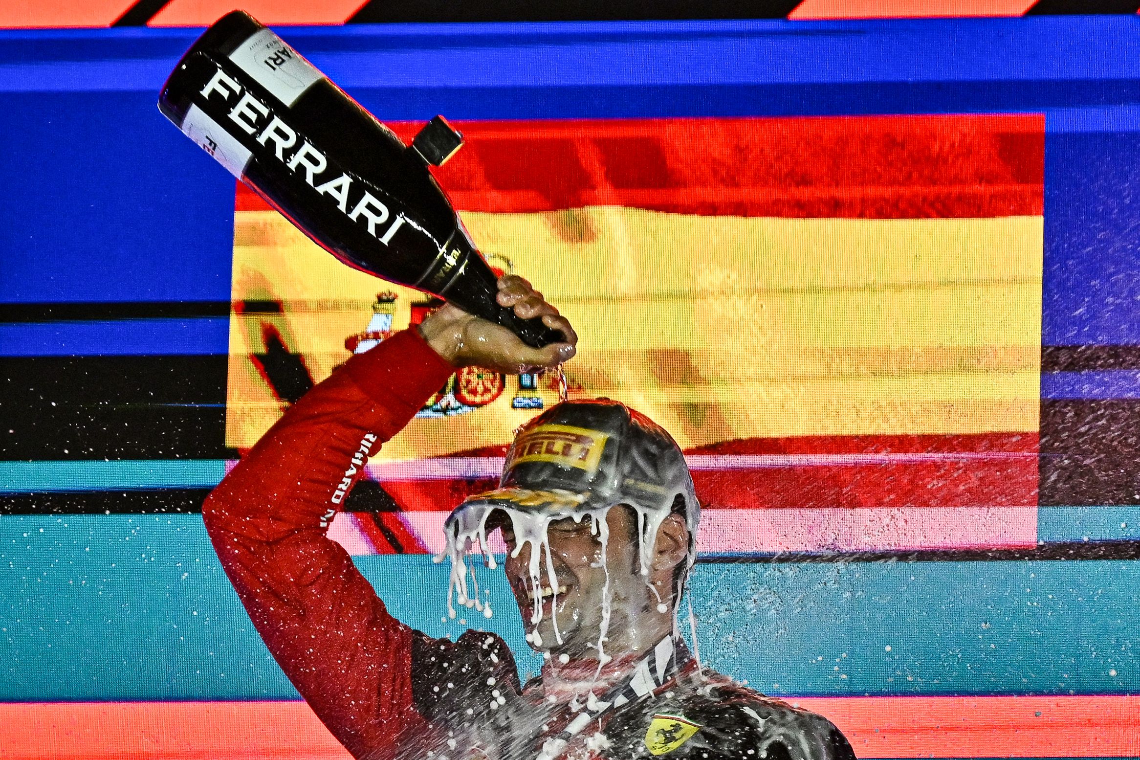 Pembalap Ferrari Carlos Sainz melakukan selebrasi usai menjadi juara di GP Singapura.