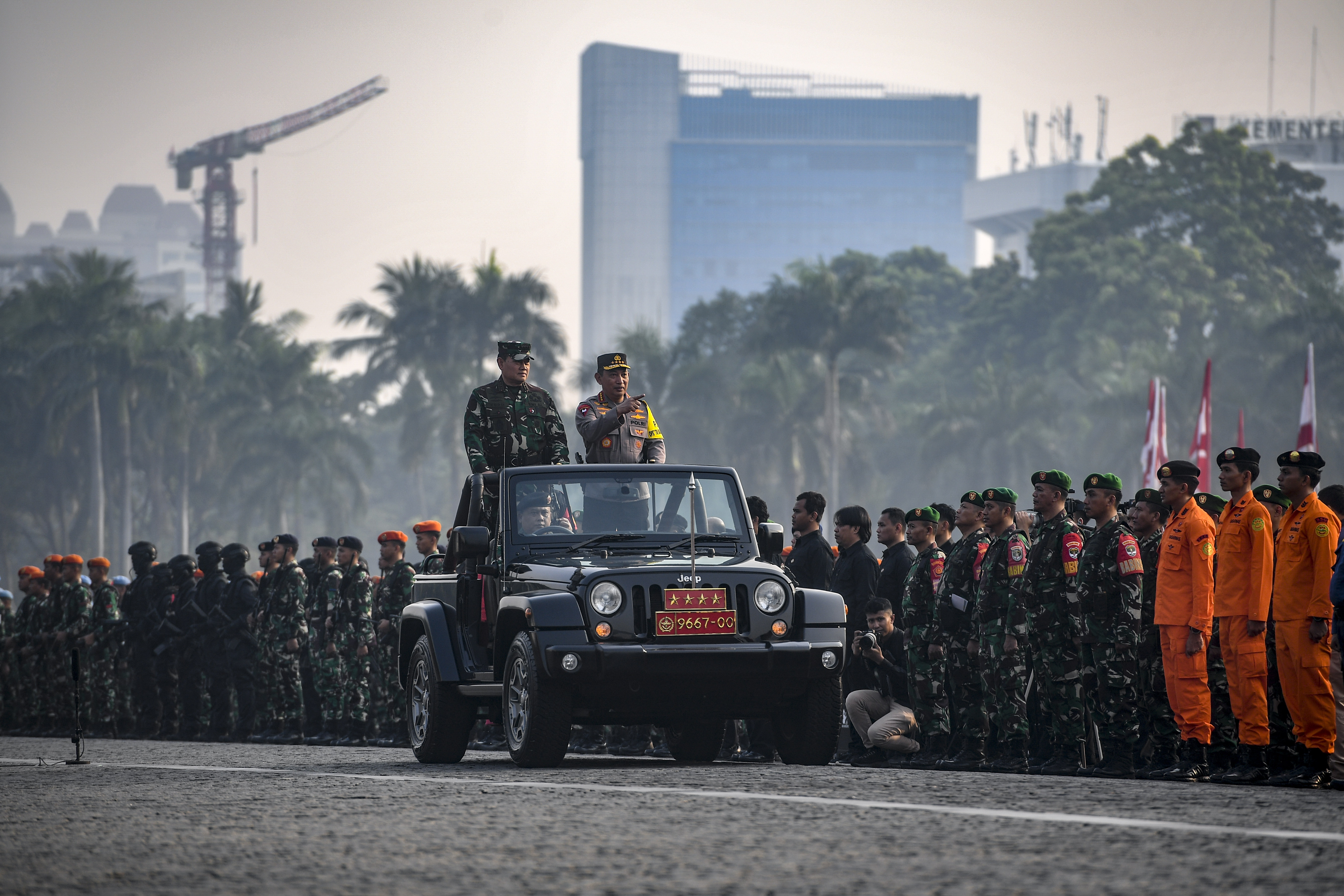Panglima TNI Laksamana TNI Yudo Margono (kiri) bersama Kapolri Jenderal Pol Listyo Sigit Prabowo (kanan) 